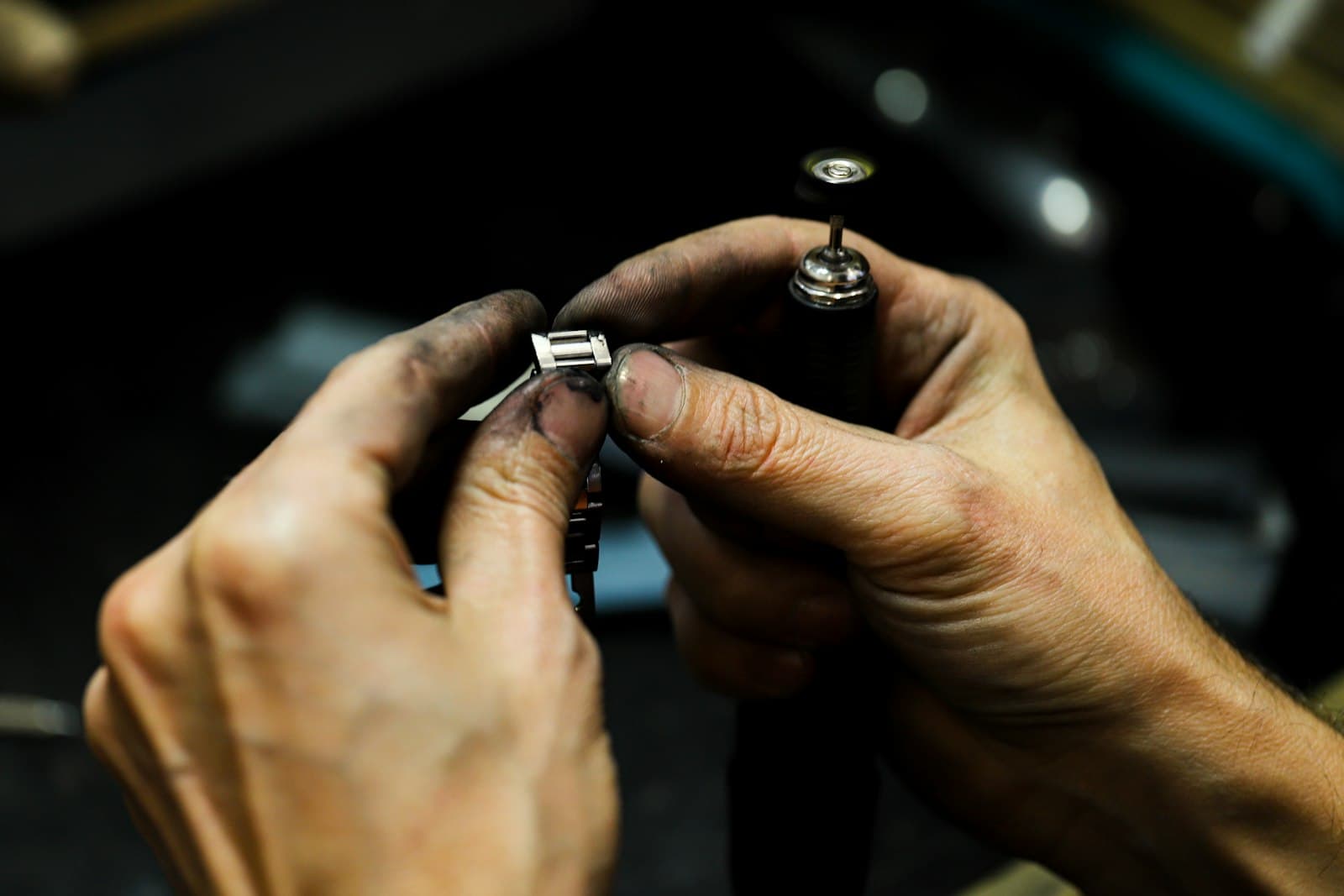 Travail de précision dans un atelier