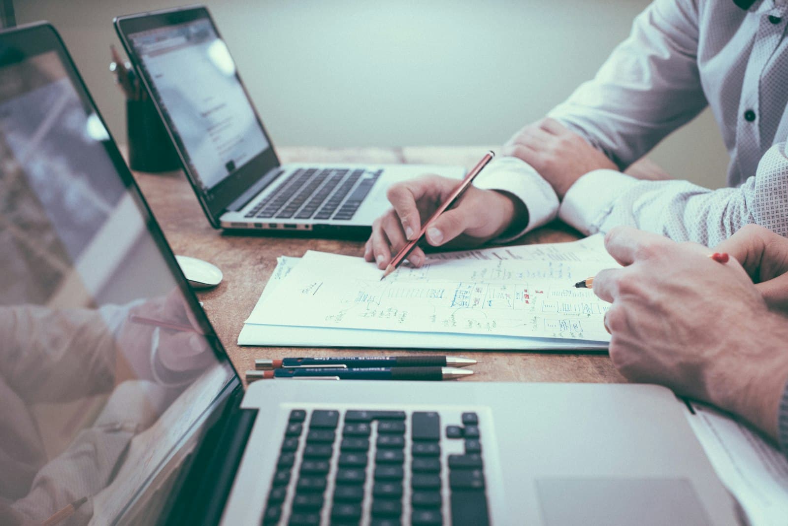 Relecture de documents de travail au bureau