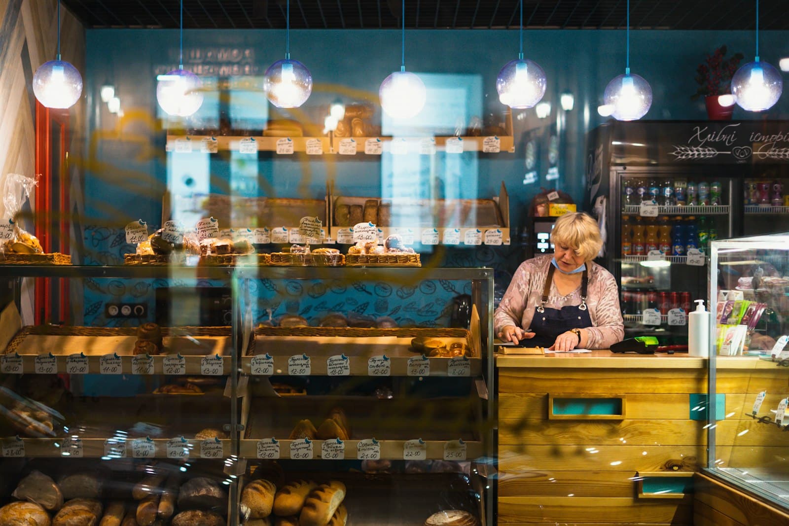 Clients servis au comptoir d'un commerce