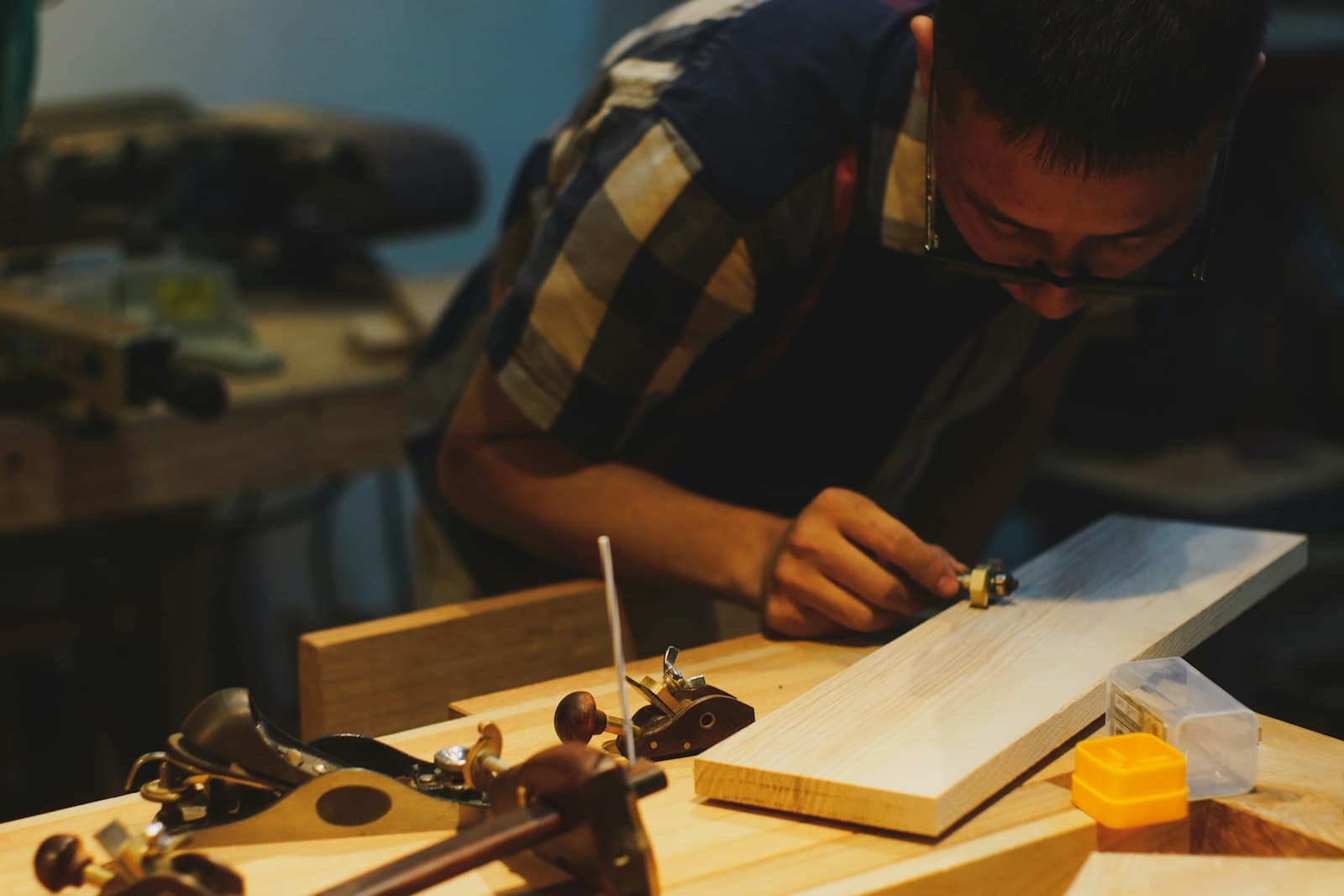 Artisan au travail à son établi