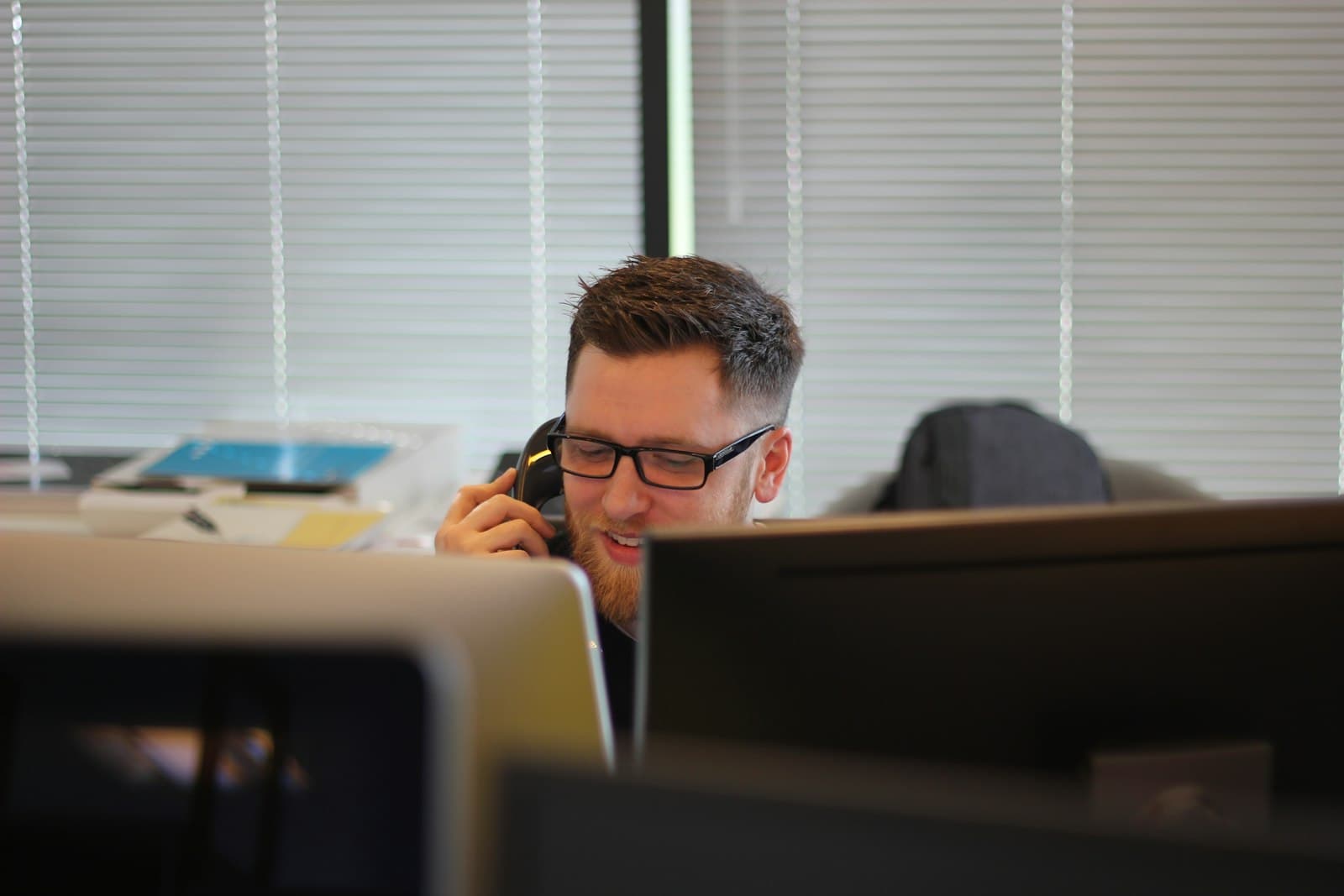 Une personne répond au téléphone à son bureau
